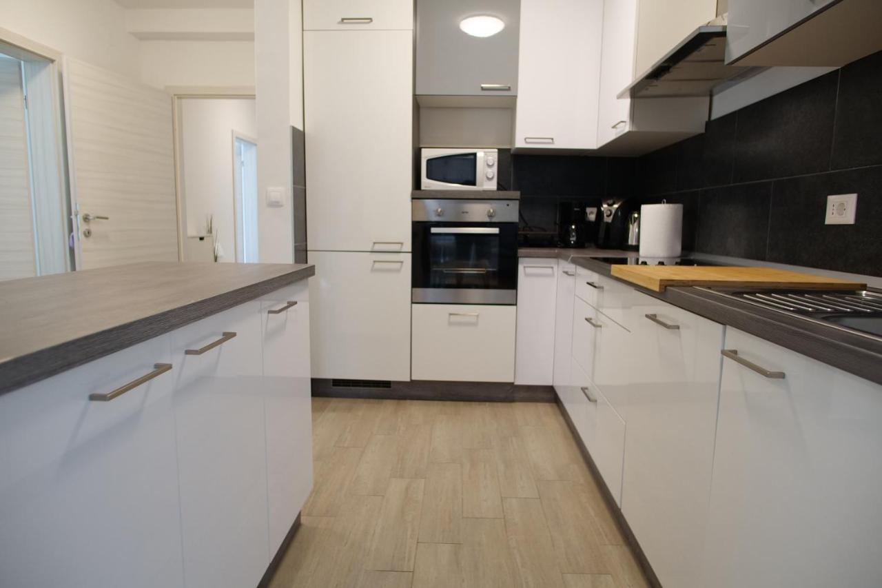 Arena Apartment With 3 Bedrooms In The City Center Pula Exterior photo