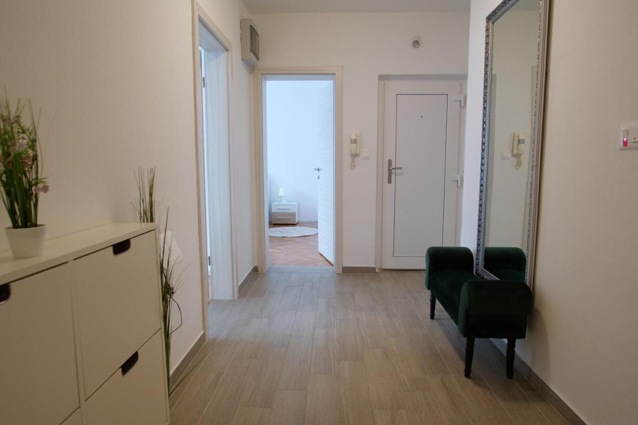 Arena Apartment With 3 Bedrooms In The City Center Pula Exterior photo
